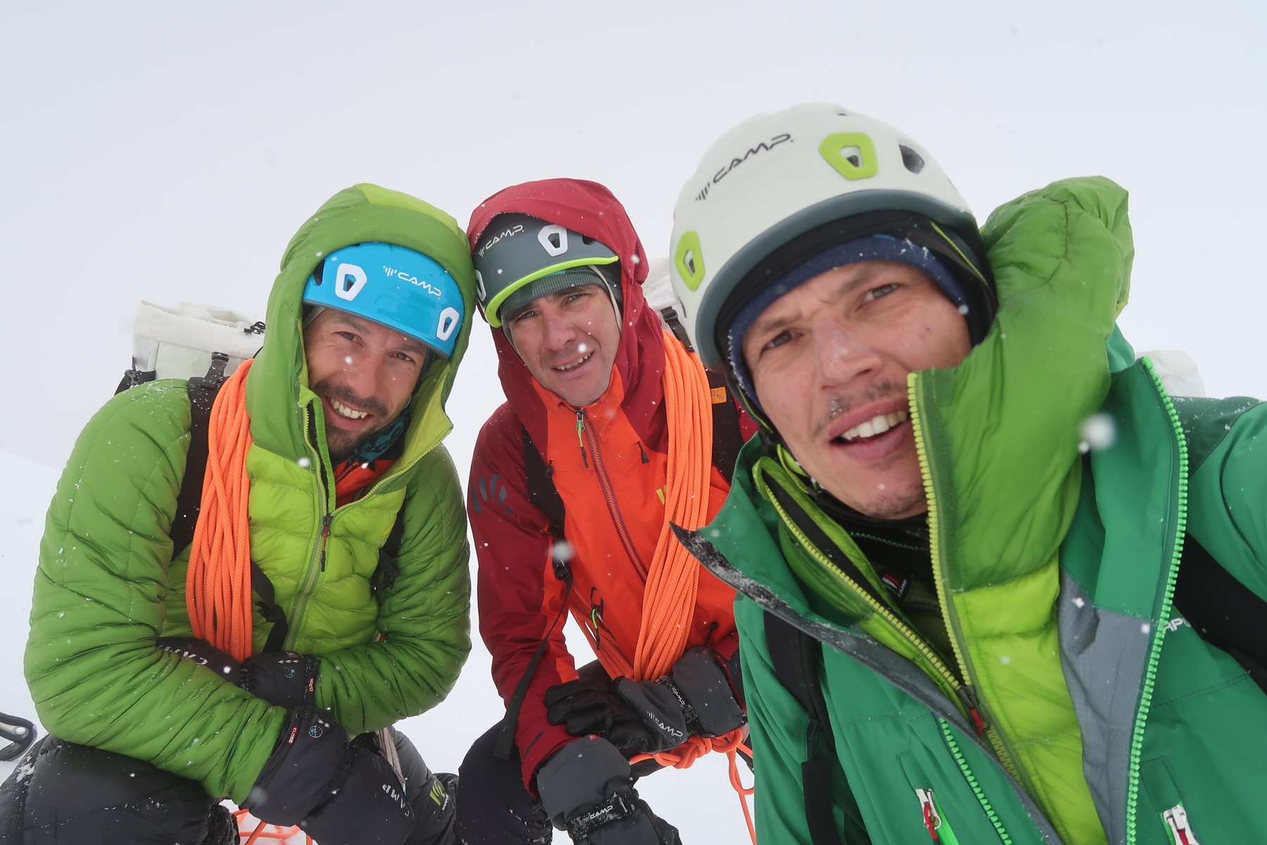 Luka Stražar, Nejc Marčič in Martin Žumer na vrhu kote 6050 m (foto Martin Žumer)